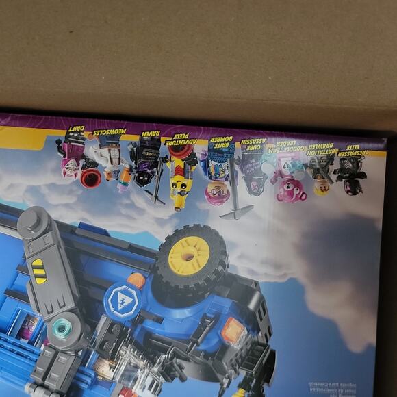 LEGO Fortnite Battle Bus (77073) - Picture 3 of 4